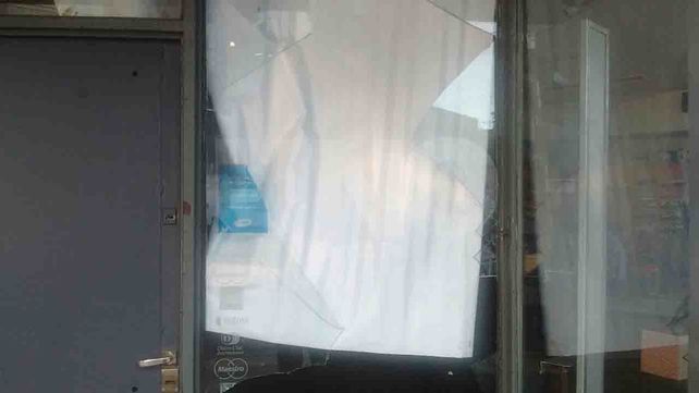 Rompieron la vidriera y robaron un maniquí con ropa deportiva en Sabaté Durán