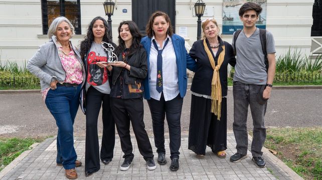 Parte del equipo organizador del Premio Rosarigasinos se prepara para la segunda edición