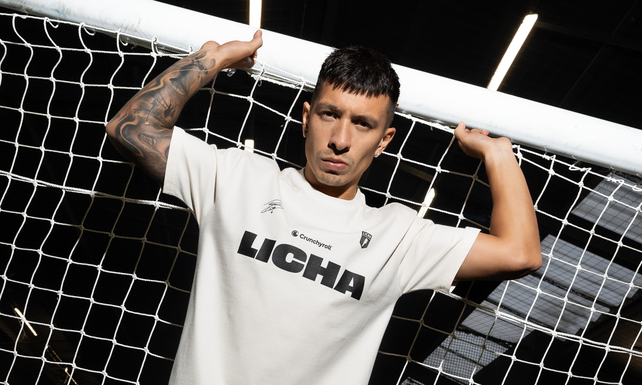Lisandro Martínez posando con una remera de su nueva colección de ropa