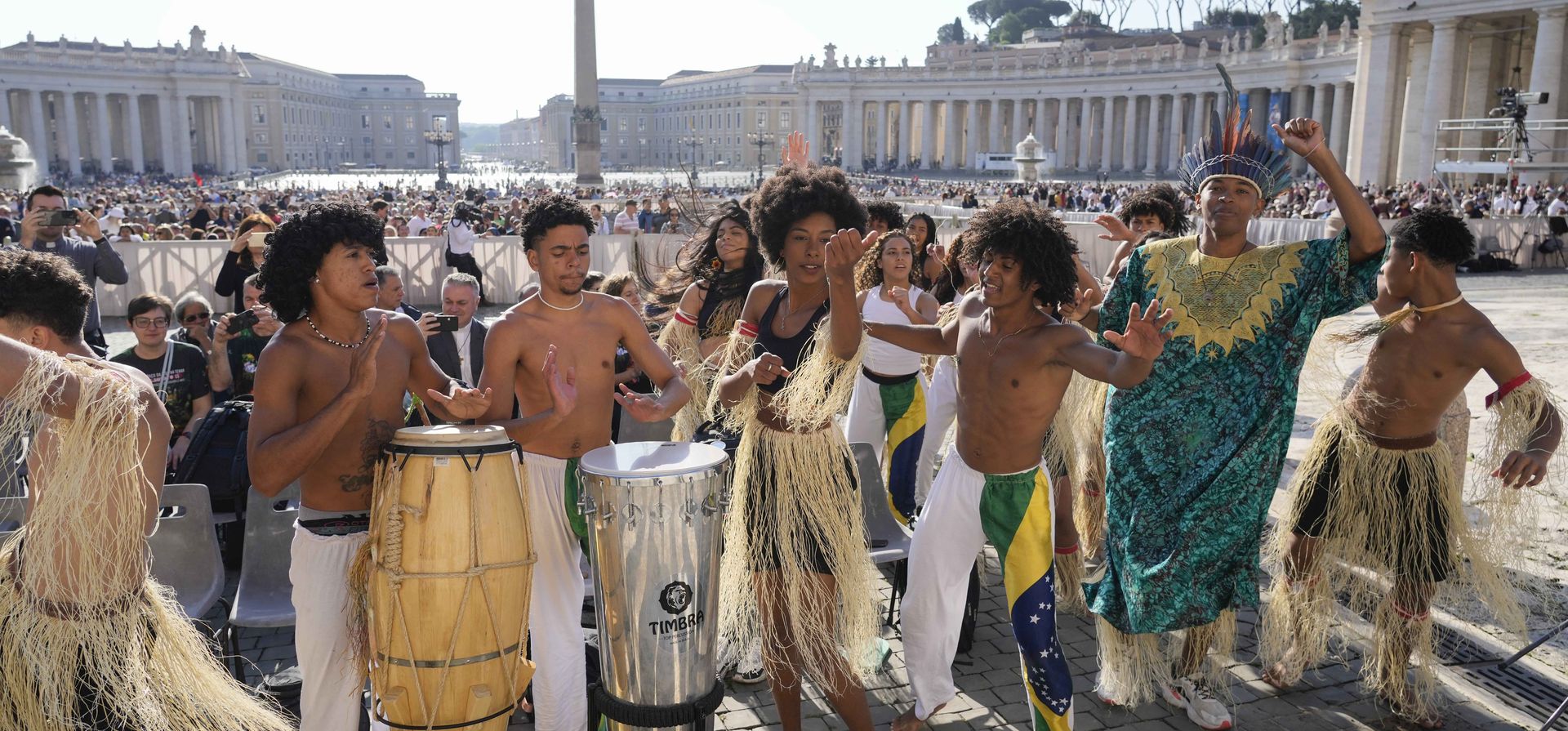 Un grupo de fieles brasileños vestidos con ropa tradicional realizan un baile cuando el Papa Francisco llega a su audiencia general semanal en la Plaza de San Pedro en el Vaticano, el miércoles 24 de abril de 2023. (Foto AP/Gregorio Borgia) Un grupo de fieles brasileños vestidos con ropa tradicional realizan un baile cuando el Papa Francisco llega a su audiencia general semanal en la Plaza de San Pedro en el Vaticano, el miércoles 24 de abril de 2023. (Foto AP/Gregorio Borgia)