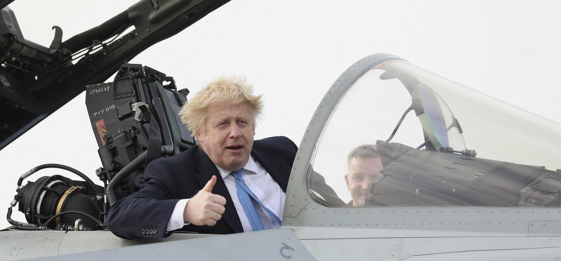 El primer ministro británico, Boris Johnson, se sienta en un avión militar durante su visita a la Royal Air Force Station Waddington, en Waddington, Lincolnshire, Inglaterra, el jueves 17 de febrero de 2022.
