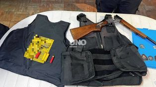 Cayeron con un chaleco antibalas y una escopeta tras una persecución en barrio Los Troncos