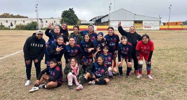 Rosarina de Fútbol. El femenino de 27 de Febrero comandado por Malvina Marténez, Benjamín Ríos y Diego Veloso. El domingo le ganó a Sparta 3-1 . 
