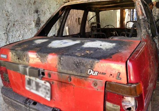 El auto incendido en Mendoza al 4700. /gentileza @Veroensinas.