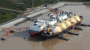 Manuel Adorni dijo que ya se solucionó el pago al buque de gas de Petrobras y comenzó la descarga. Es el invierno más crudo de los últimos 44 años, justificó