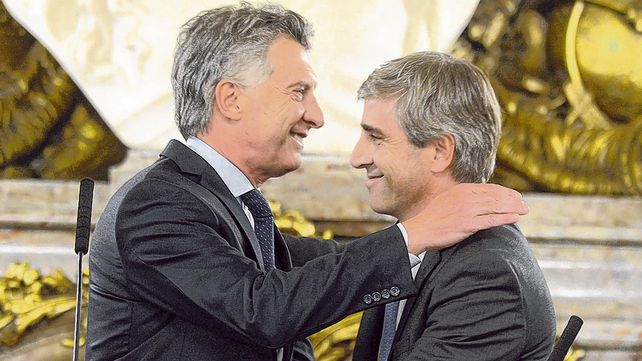 Amigos del alma. Macri abraza a Luis Caputo luego de tomarle juramento como ministro de Finanzas.