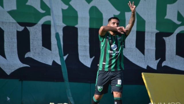 El futbolista Diego Pulpo González no disimuló su emoción al cruzarse con Miguel Russo.&nbsp;