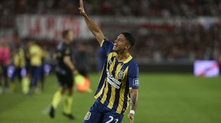 Lautaro Giaccone celebra con todo su golazo ante River. El regreso del delantero de Central fue explosivo y muy necesario. Russo lo sacó con el partido 1 a 0.