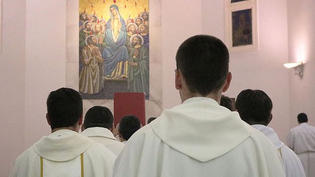 La falta de curas lleva a la Iglesia Católica a discutir la ordenación de hombres casados