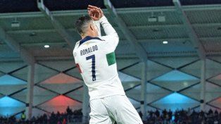 Cristiano Ronaldo anotó sobre el final para Portugal en la victoria contra Islandia.