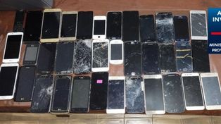 Los celulares secuestrados en el allanamiento a la casa del agente municipal en Sarmiento al 3400.&nbsp;
