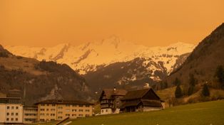 Imágenes en sepia. Así llegaba la nube de polvo a los Alpes suizos.