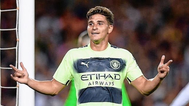 Julián Álvarez anotó en el empate del City ante el Barcelona.