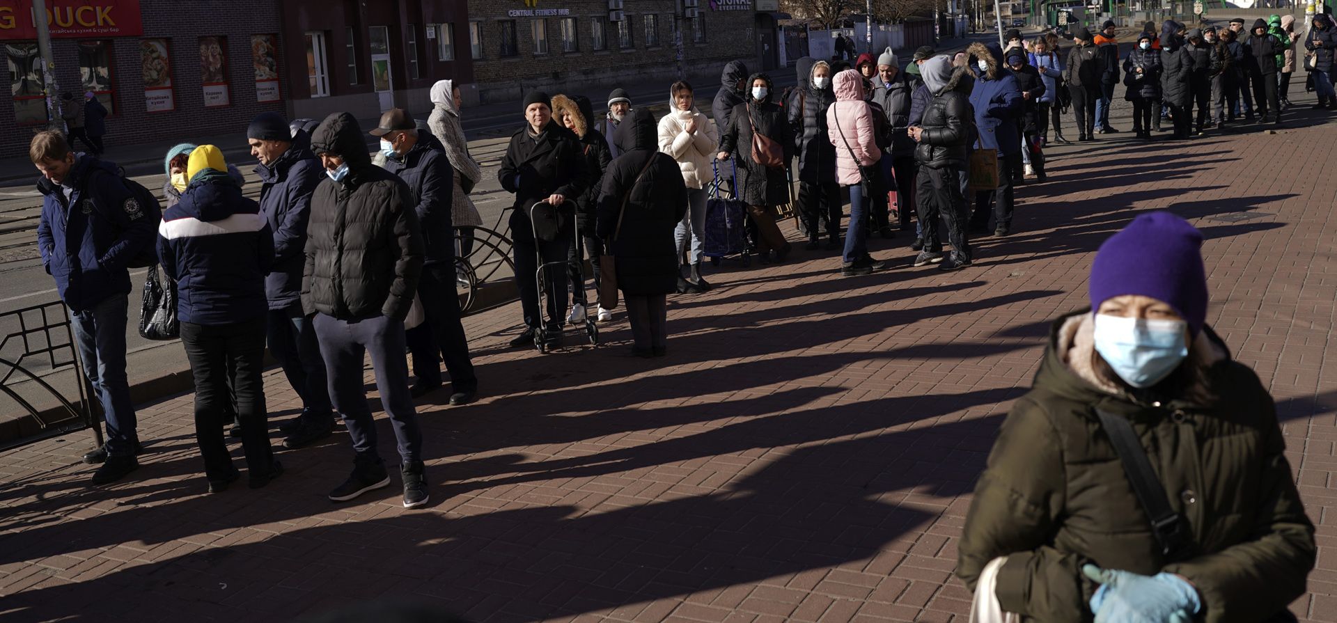 La gente espera en una fila frente a un supermercado en el centro de Kiev, Ucrania, el lunes 28 de febrero de 2022. El presidente Vladimir Putin intensificó drásticamente las tensiones entre Oriente y Occidente al ordenar que las fuerzas nucleares rusas se pusieran en alerta máxima luego de nuevas sanciones occidentales paralizantes que obligaron a su Banco Central. aumentar drásticamente su tasa clave el lunes para salvar al rublo del colapso.