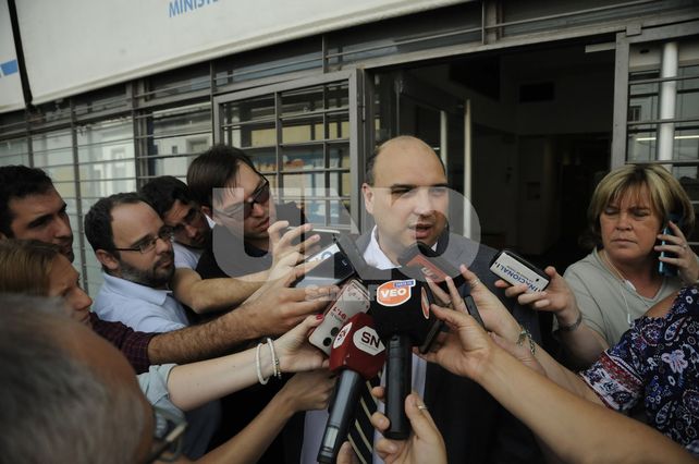 Molesto. El fiscal Apullán tras el frustrado intento de querer imputar esta mañana al jefe policial del departamento Castellanos