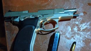 La pistola secuestrada al&nbsp; delincuente que huyó en la moto robada.&nbsp;