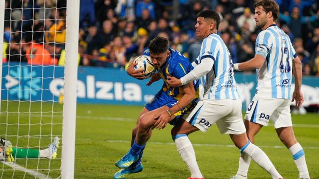Alejo Veliz toma la pelota tras el empate del Gato Avila. Antes le anularon un gol al comienzo del complemento. El VAR corroboró la decisión del asistente.
