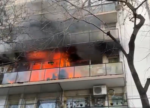 Alarma por un incendio junto al edificio donde Cristina Kirchner cumple prisión domiciliaria