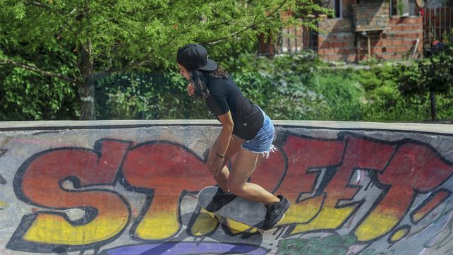 En Paraná cada vez más chicas patinan en skate