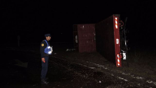 Un camión volcó y su conductor fue hospitalizado
