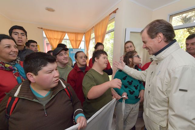 Recorrida por Colón. El gobernador habló de la situación de la provincia en una escuela.