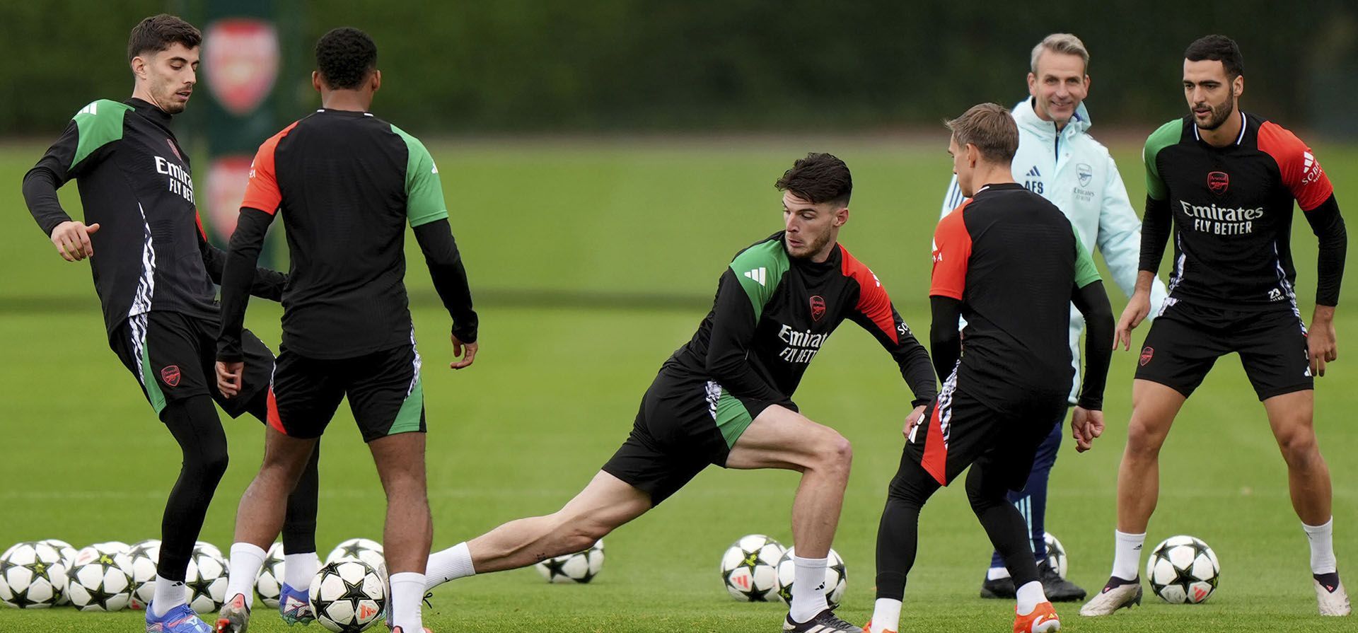 Declan Rice, del Arsenal, en el centro, juega con el balón durante una sesión de entrenamiento en Londres, Inglaterra, el lunes 30 de septiembre de 2024, antes del partido de fútbol de la Liga de Campeones entre el Arsenal FC y el Paris Saint-Germain. (Bradley Collyer/PA vía AP) Declan Rice, del Arsenal, en el centro, juega con el balón durante una sesión de entrenamiento en Londres, Inglaterra, el lunes 30 de septiembre de 2024, antes del partido de fútbol de la Liga de Campeones entre el Arsenal FC y el Paris Saint-Germain. (Bradley Collyer/PA vía AP)
