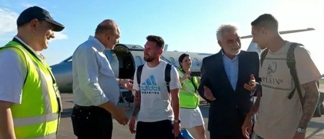 Perotti recibió a Messi y a Di María en su regreso a la provincia tras ser campeones del mundo