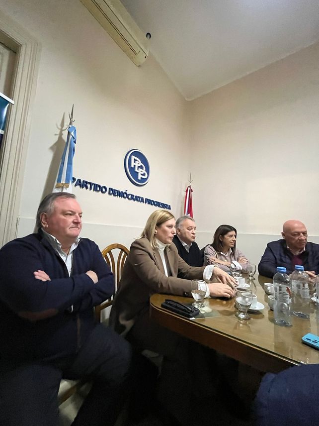 Felipe Michlig y Gisela Scaglia, titulares de la UCR y el PRO, respectivamente, Gabriel Real (PDP) y los socialistas Clara García y Antonio Bonfatti, durante el cónclave oficialista.