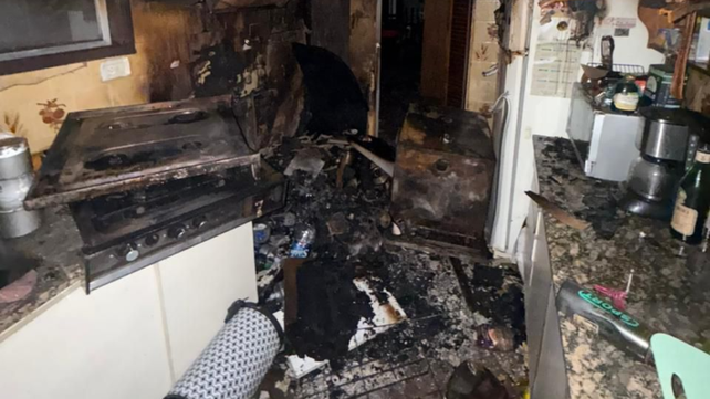 Mal inicio del 2026. Incendio en edificio de barrio Martin. Daños totales y una mujer que tuvo que se rescatada por Bomberos Zapadores