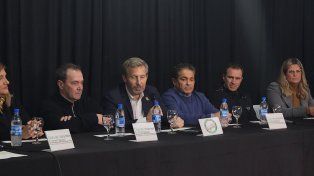 La conferencia de prensa tras el anuncio la carrera y la presidencia de Omar Martínez.