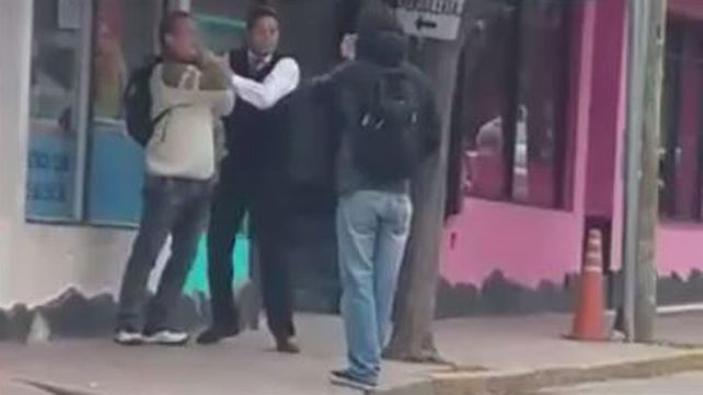 Un chofer corrió y atrapó a un hombre que había manoseado a una adolescente en un colectivo