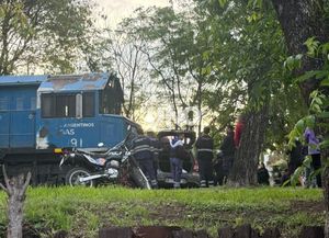 Milagro sobre las vías en Santa Fe: una conductora saltó de su auto segundos antes de ser arrollada por un tren