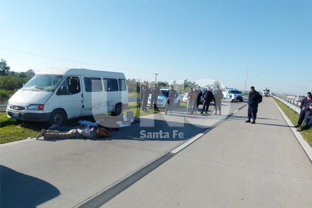 Cinematográfica persecución policial con una gavilla de ladrones apresada