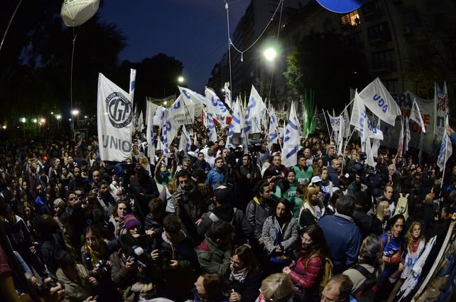 Masiva marcha en defensa de la educación y la universidad pública a Plaza de Mayo