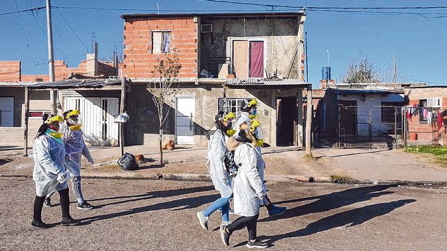 B&uacute;squeda activa. Agentes sanitarios recorrieron ayer Cabin 9 en b&uacute;squeda de vecinos con s&iacute;ntomas compatibles con el coronavirus.