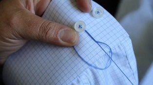 Por los altos precios de la ropa, los santafesinos arreglan las prendas que hay que tirar&nbsp;