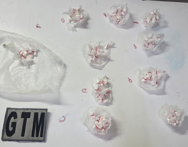 Un joven de 18 años fue detenido en un playón municipal con casi 100 dosis de cocaína.