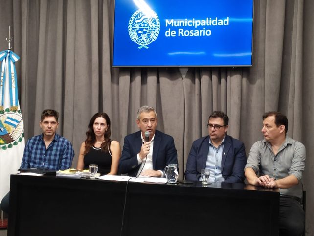 El intendente Pablo Javkin y funcionarios sobre el sistema ilegal descubierto en el corralón
