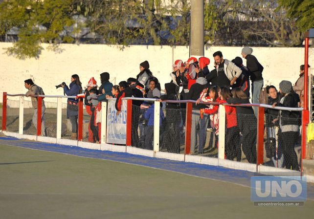 Con hinchada. La gente de Talleres de igual manera se hizo presente al predio de Toribio Ortiz para ver los partidos.  Foto UNO/Mateo Oviedo