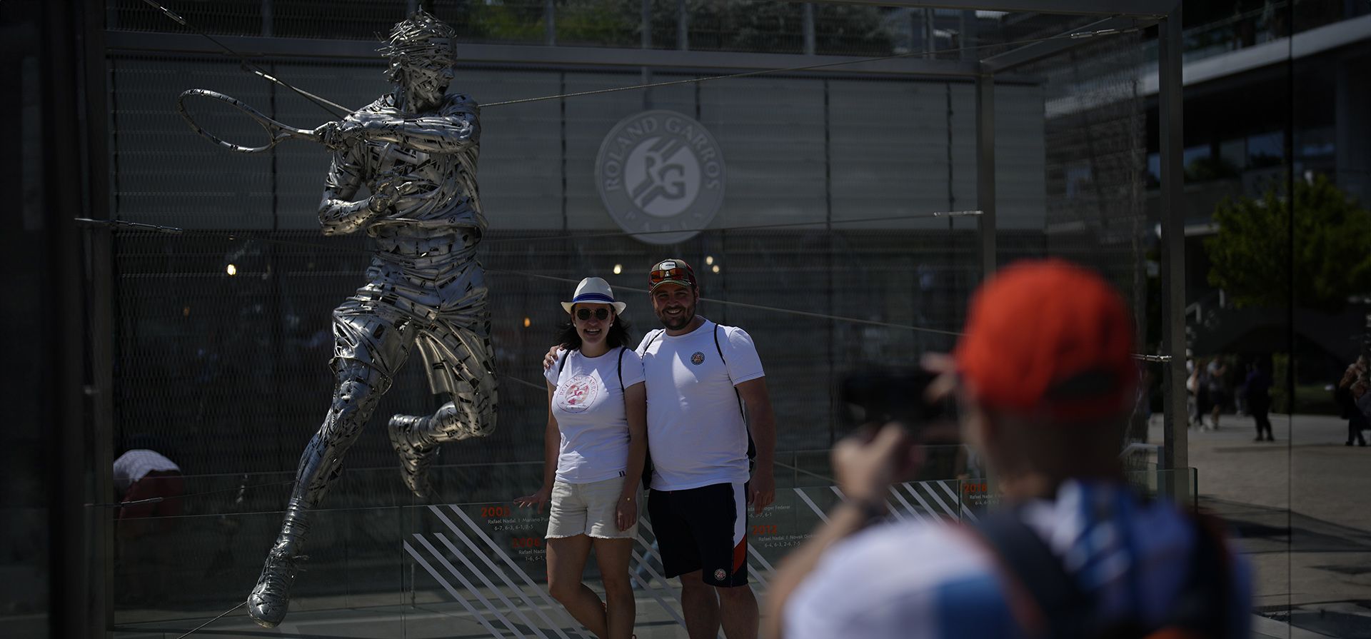 Aficionados al tenis posan con una estatua del español Rafael Nadal durante los partidos de cuartos de final del Abierto de Francia en el estadio Roland Garros de París, el miércoles 7 de junio de 2023. (Foto AP/Christophe Ena) Aficionados al tenis posan con una estatua del español Rafael Nadal durante los partidos de cuartos de final del Abierto de Francia en el estadio Roland Garros de París, el miércoles 7 de junio de 2023. (Foto AP/Christophe Ena)