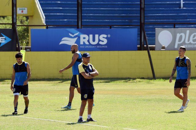 El DT de Central aguarda con expectativas que llegue otro defensor para completar la última línea.