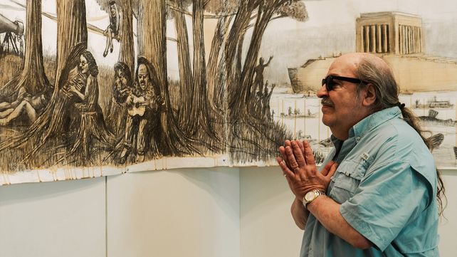 Litto Nebbia con la pintura de Daniel Santoro sobre Rosario en el Centro Cultural Contraviento