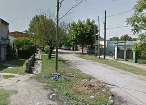Dos ladrones robaron un auto con una beba en su interior y la arrojaron a la calle mientras huían