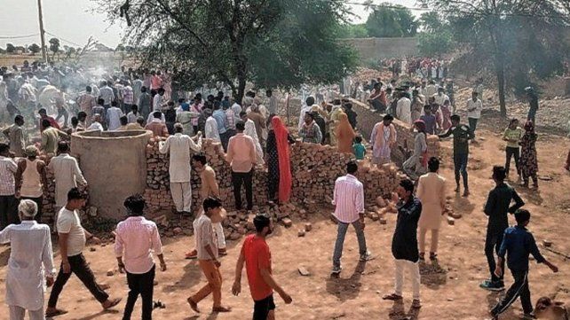 Avión militar mata a campesinos al estrellarse en la India