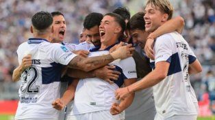 Nicolás Barros Schelotto tuvo su esperado debut goleador con la camiseta de Gimnasia y fue desde un gol olímpico. Igual al de Di María en Central.