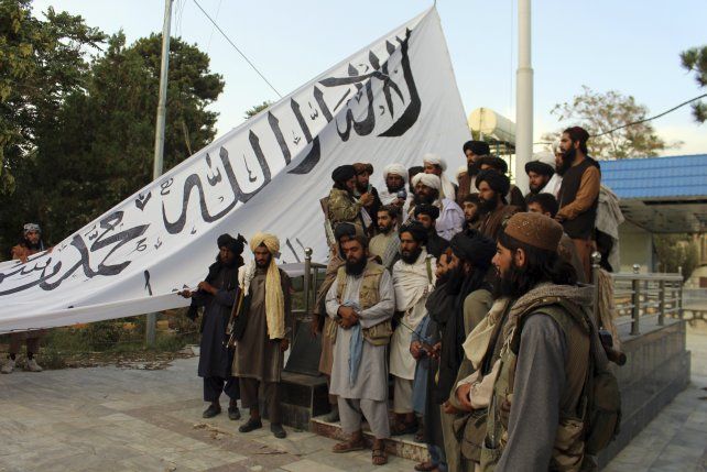 Los talibanes despliegan su bandera al ingresar a Kabul el pasado domingo. La descomposici&oacute;n del ej&eacute;rcito afgano tom&oacute; por sopresa a Biden y a sus asesores y ministros.