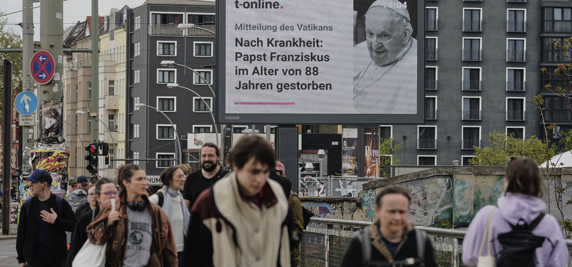 La gente camina frente a una exposición pública con la noticia de la muerte del papa Francisco, a los 88 años, en Berlín, Alemania, el lunes 21 de abril de 2025. (Foto AP/Markus Schreiber) La gente camina frente a una exposición pública con la noticia de la muerte del papa Francisco, a los 88 años, en Berlín, Alemania, el lunes 21 de abril de 2025. (Foto AP/Markus Schreiber)