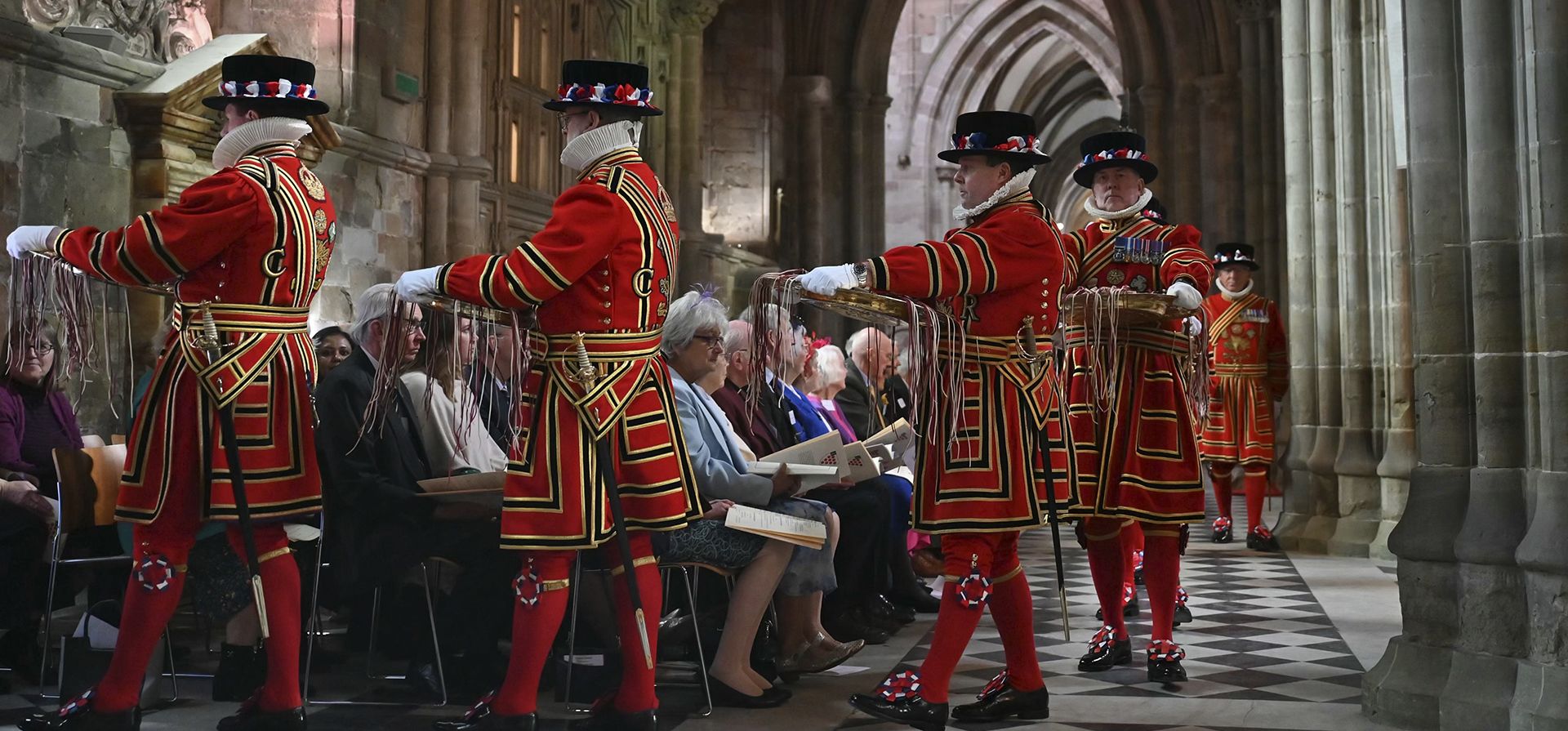 Guardias de Yeomanry llevan los cuencos que contienen los bolsos rojos y blancos con el dinero de Maundy dentro de la Catedral de Worcester, en la Catedral de Worcester, Worcester, Inglaterra, el jueves 28 de marzo de 2024. El monarca conmemora el Día Santo ofreciendo 'limosna' a las personas mayores. Cada destinatario recibe dos bolsos, uno rojo y otro blanco. (Justin Tallis, foto de la piscina vía AP) Guardias de Yeomanry llevan los cuencos que contienen los bolsos rojos y blancos con el dinero de Maundy dentro de la Catedral de Worcester, en la Catedral de Worcester, Worcester, Inglaterra, el jueves 28 de marzo de 2024. El monarca conmemora el Día Santo ofreciendo 'limosna' a las personas mayores. Cada destinatario recibe dos bolsos, uno rojo y otro blanco. (Justin Tallis, foto de la piscina vía AP)