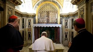 Francisco se convirtió en el primer Papa que baja a orar a la tumba de San Pedro