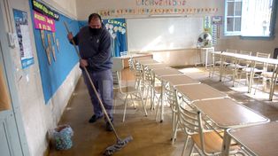 Las escuelas reabrieron sus puertas y comenzó la limpieza